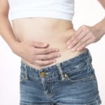 肥満を気にする女性の腹部