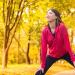 秋にウォーミングアップする女性