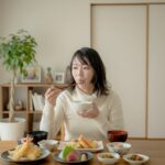 朝食をとる女性
