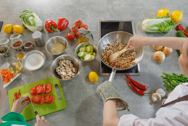 食材を調理している写真