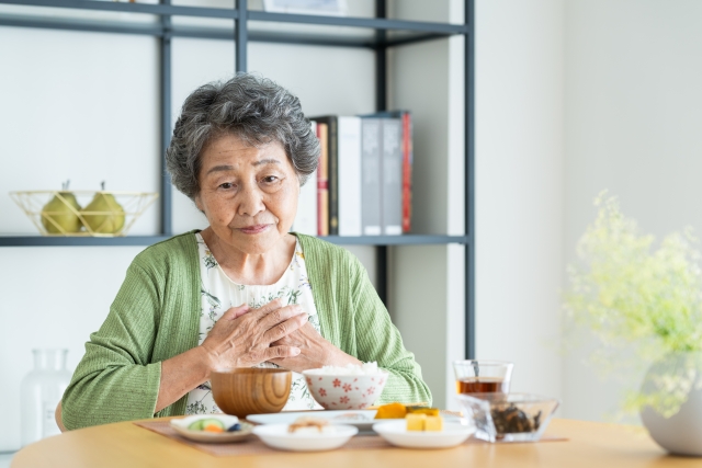 食欲不振の女性高齢者
