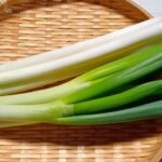 ざるに置かれた長ネギ