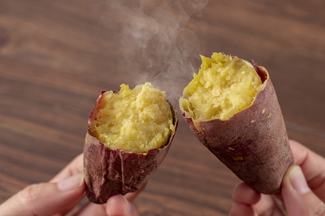 二つに割った焼き芋