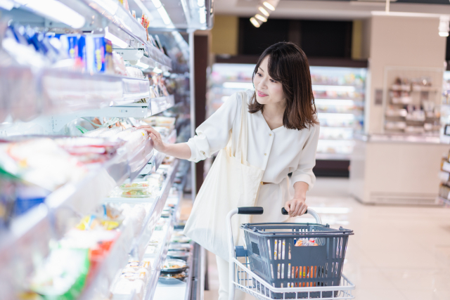 食料を買う女性
