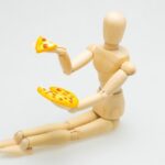 ピザを食べる人形