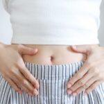 手で押さえた女性のお腹