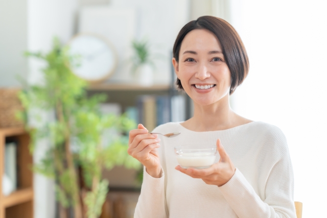 ヨーグルトを食べる女性
