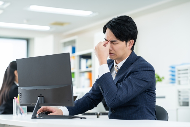 オフィスで苦悩する男性