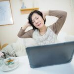 パソコンの前の疲れた女性