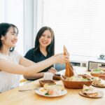サラダを食べる女性たち