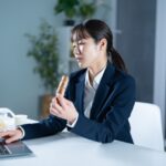 夜食を食べる事務員の女性