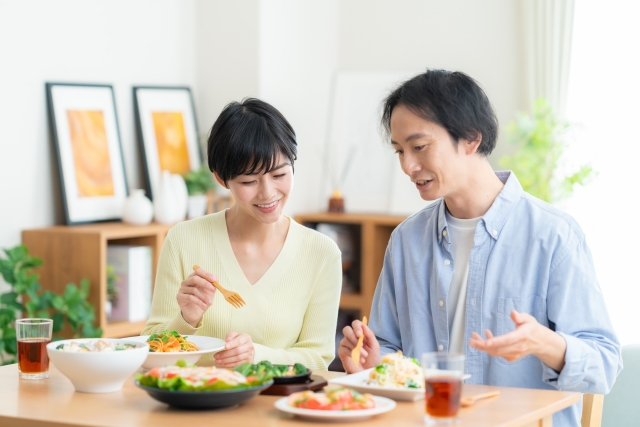 バランスのよい料理がのった食卓を囲む男女