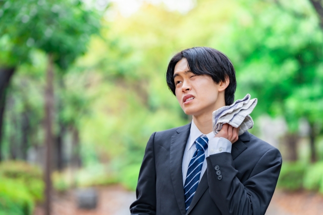 汗をふくサラリーマン