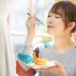 ケーキを食べる女性