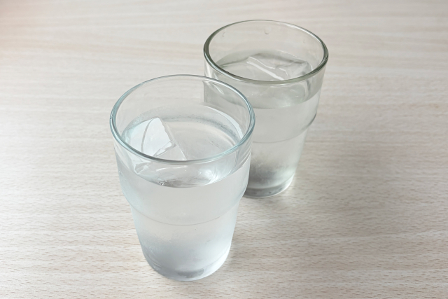 コップに入った氷入りの水