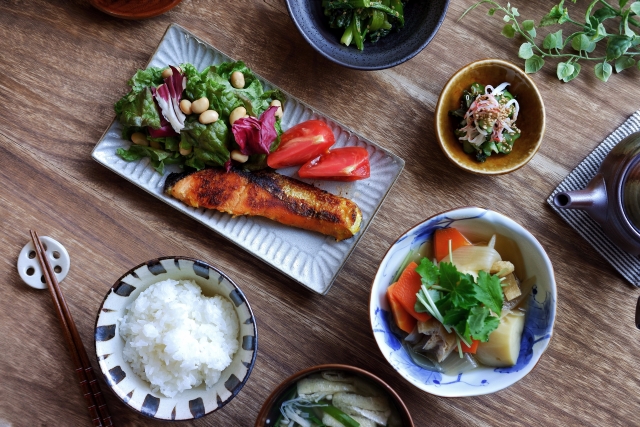 食卓上のバランスの取れた食事